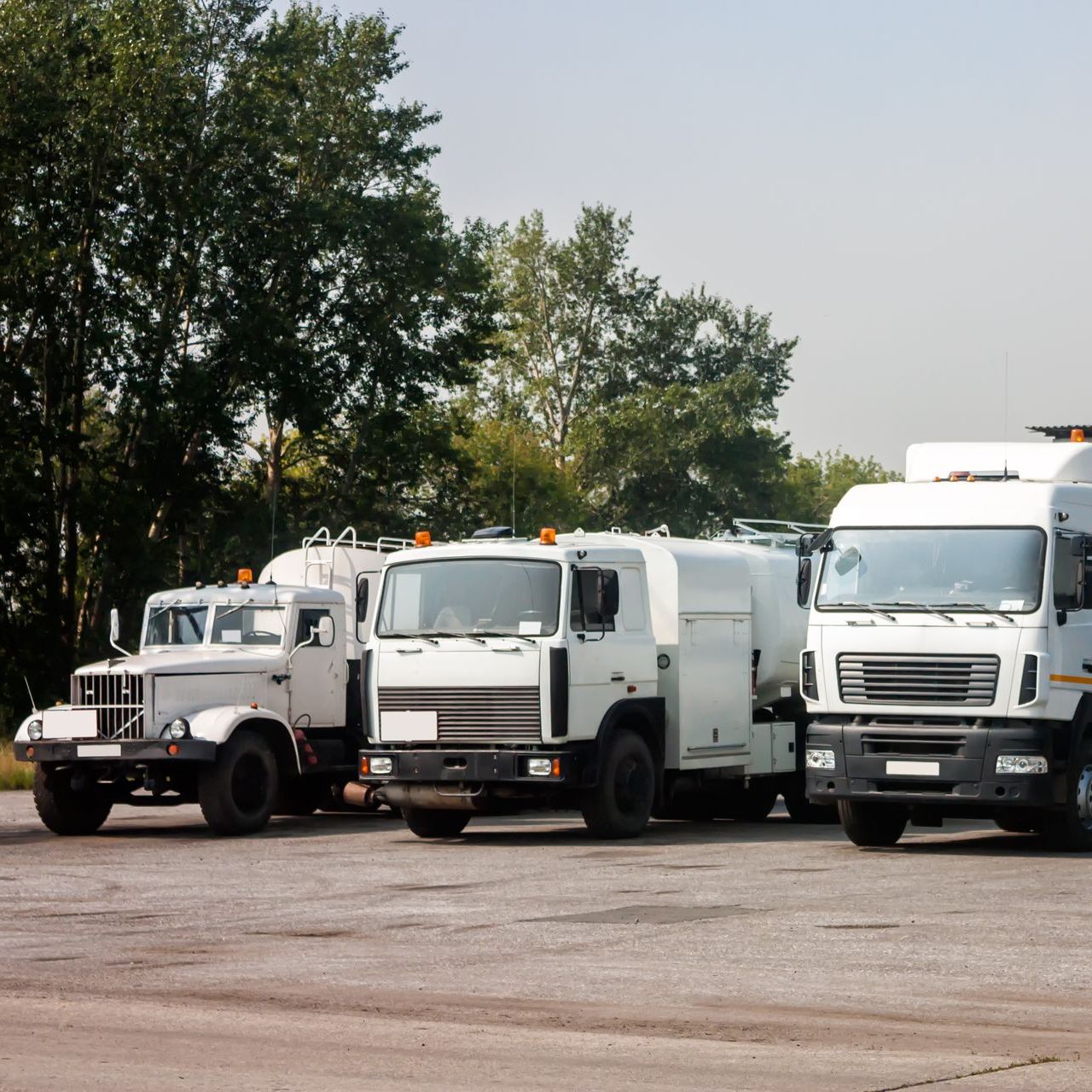 a row of trucks are parked in a parking lot