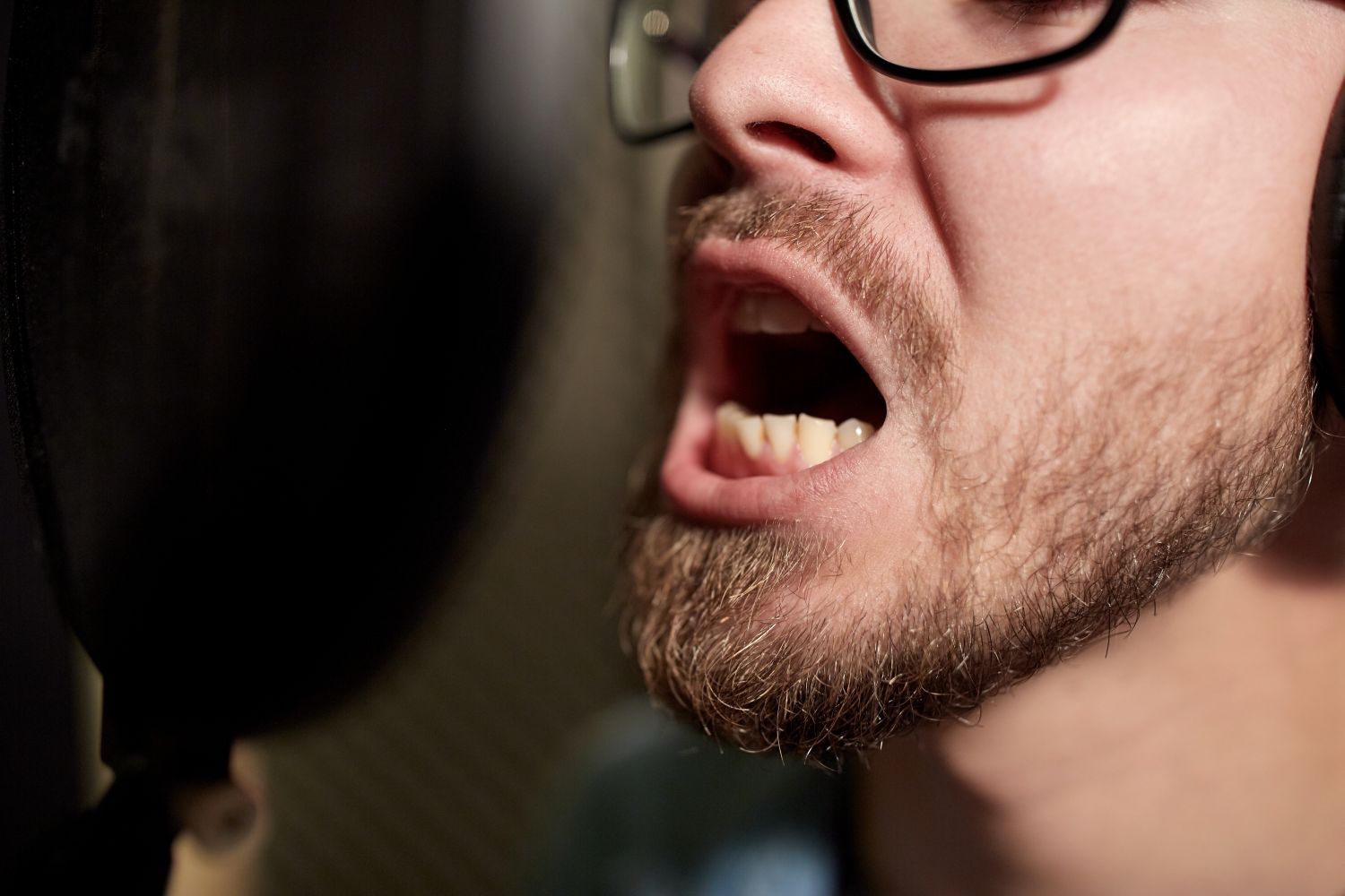 a singer-singing-with-hoarse-voice