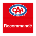 Un panneau rouge avec le logo de la CAA dessus