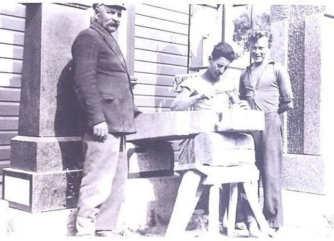 R. Skromano paminklai