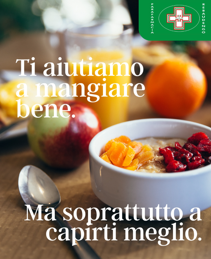 Una colazione con fiocchi d'avena, frutta e succo d'arancia, con la scritta in italiano: