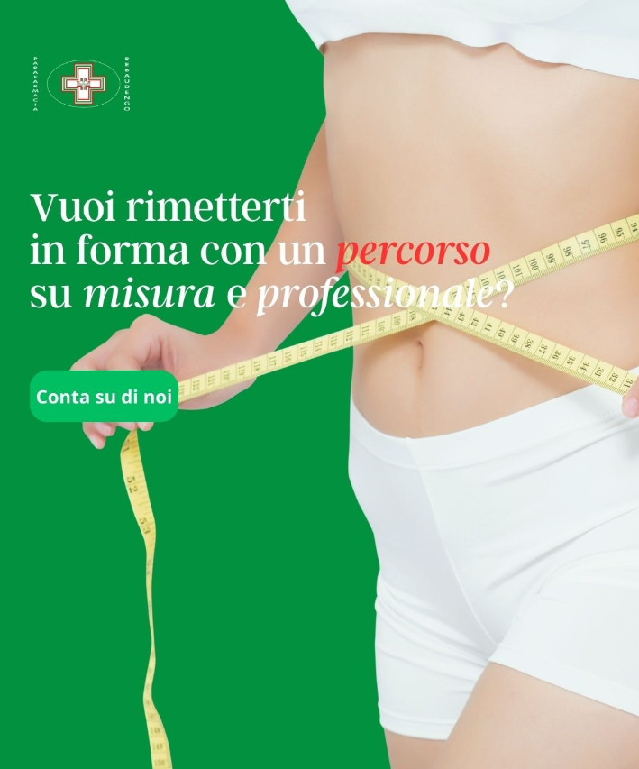 Una persona vestita di bianco misura il proprio girovita con un metro a nastro giallo, su uno sfondo verde con testo in italiano.