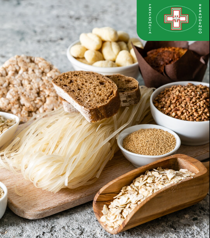 Una ripresa dall'alto di vari cereali, pasta, pane e avena su una superficie ruvida, con un logo medico in un angolo.