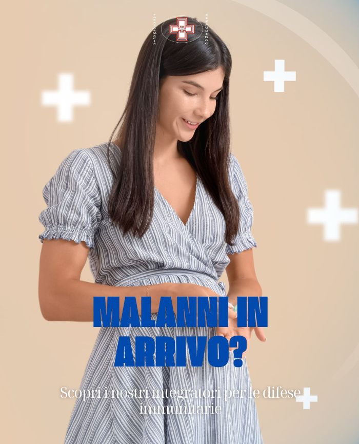 Una donna in abito blu è in piedi davanti a uno sfondo beige con croci bianche, la scritta in italiano recita