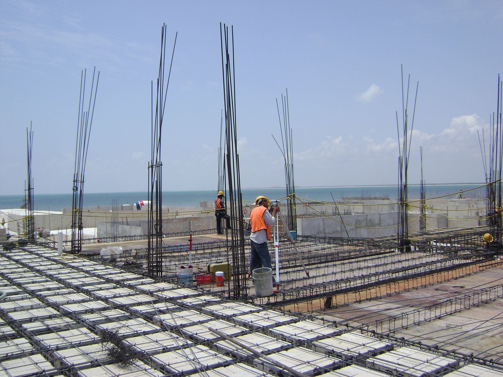 Una obra en construcción con el océano al fondo