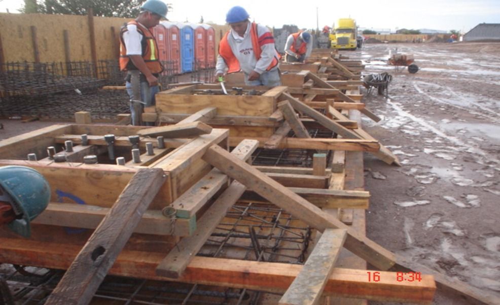 Un grupo de trabajadores de la construcción está trabajando en una estructura de madera.
