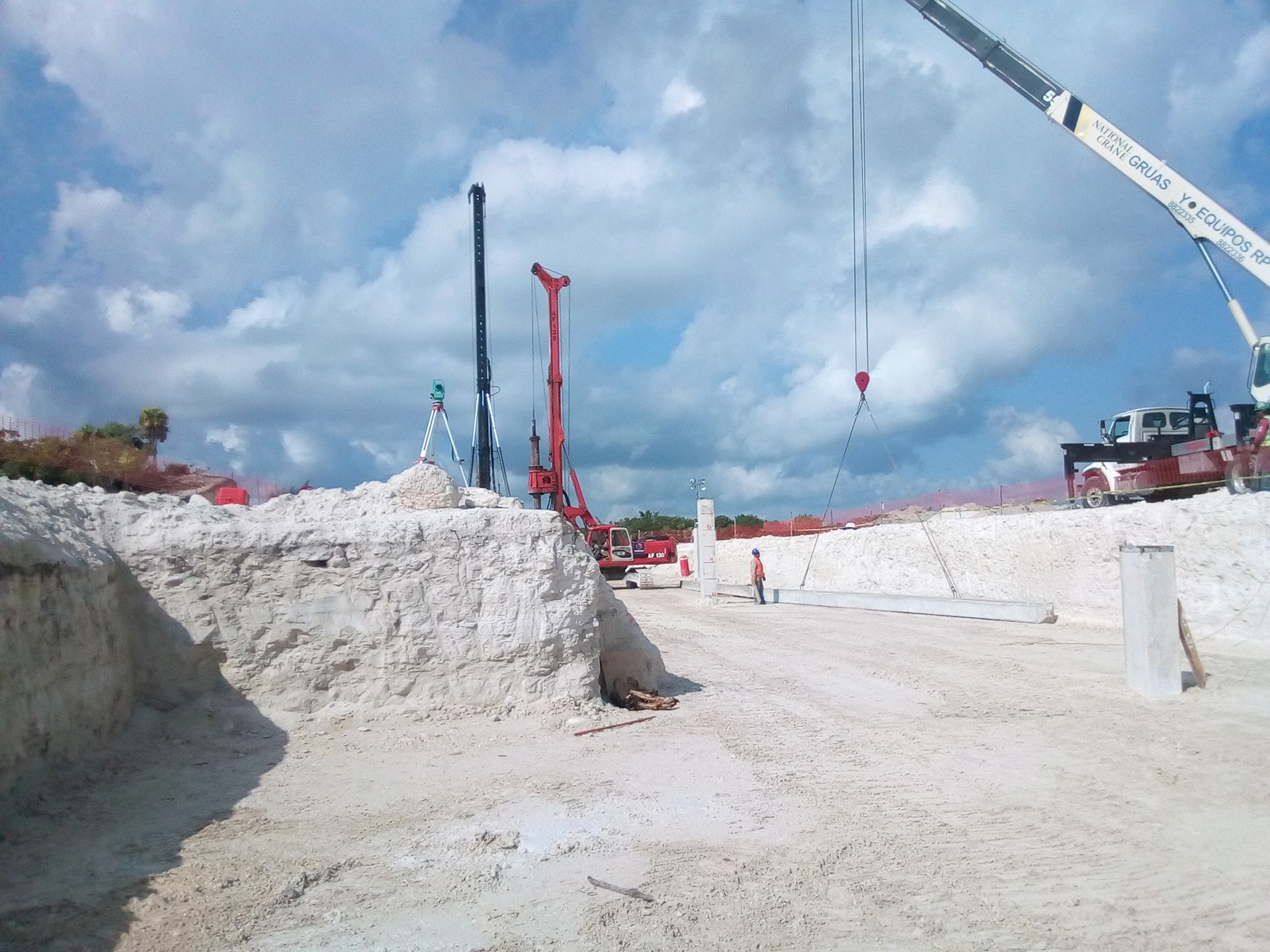 Un sitio de construcción con una grúa que dice 'Hyundai'