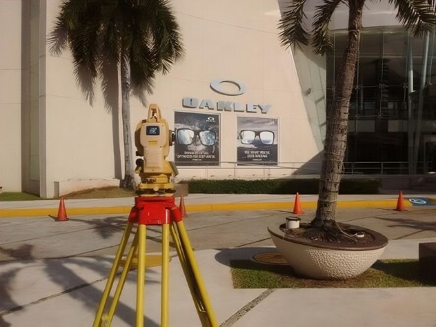 Un edificio con la palabra oakley en él.
