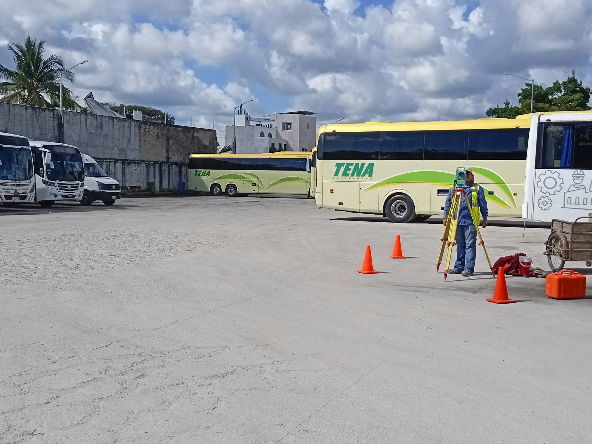 Una fila de autobuses tewa están estacionados en un estacionamiento