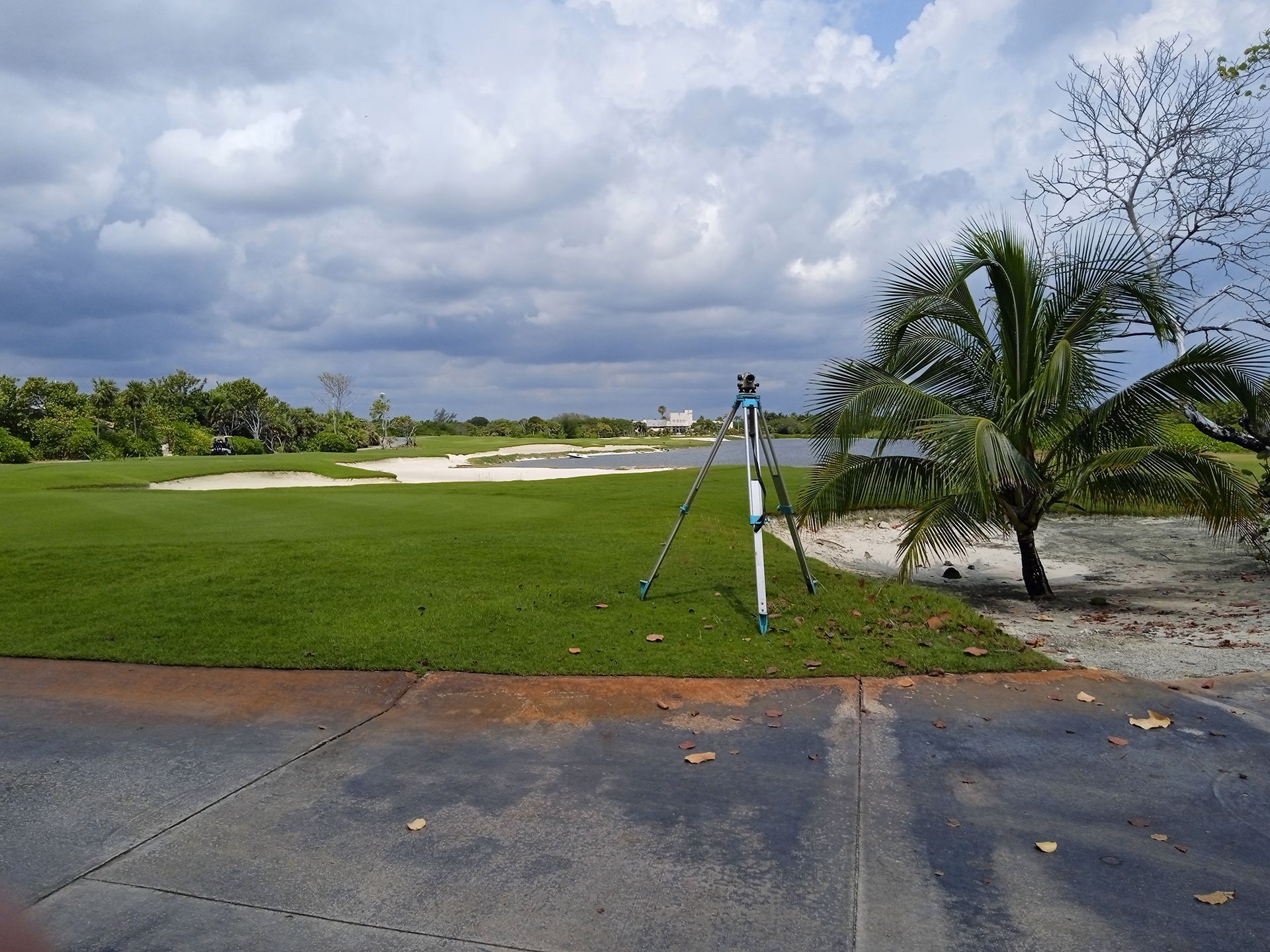 Un campo de golf con un trípode en primer plano.