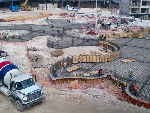 Un camión hormigonera circula por una obra en construcción