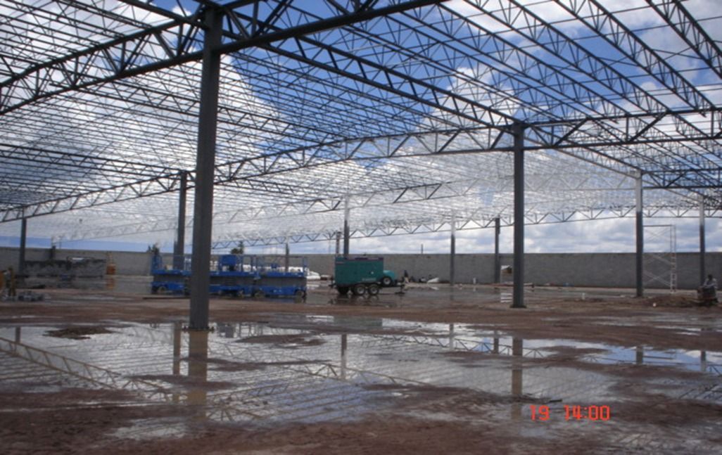Se está construyendo una gran estructura metálica en el desierto.