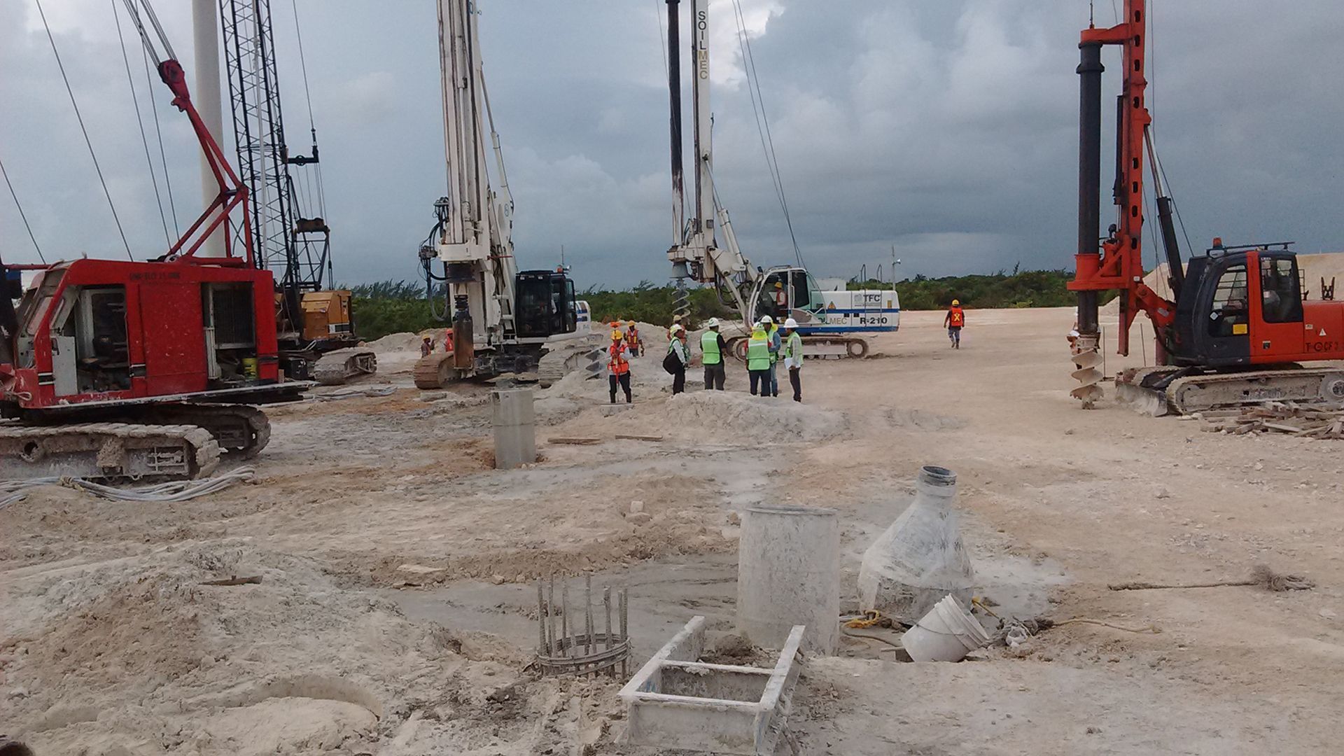 Una obra en construcción con mucha maquinaria y gente.