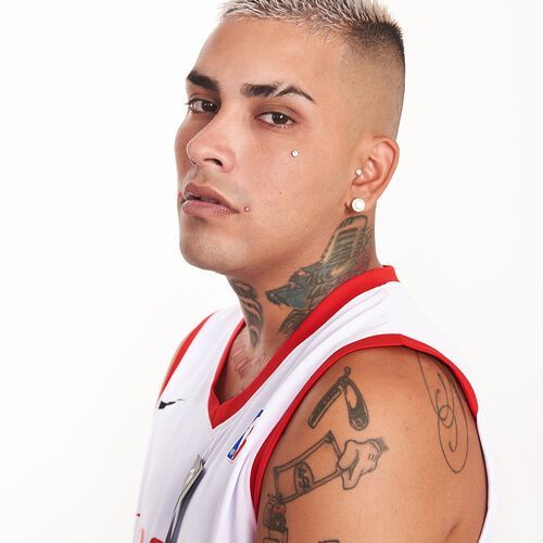 Un hombre con muchos tatuajes en los brazos y el cuello.