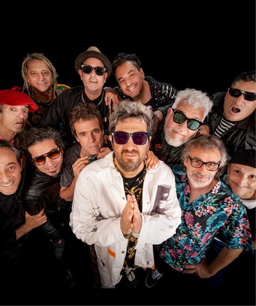 Un grupo de hombres posan para una fotografía juntos.