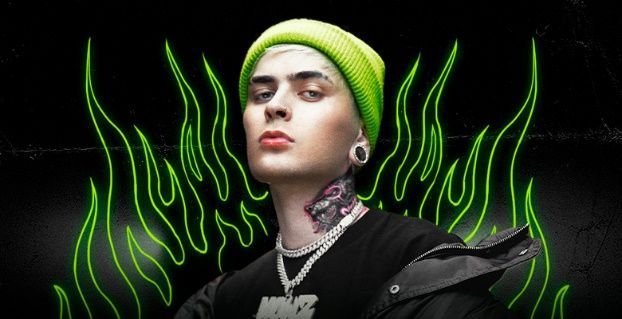 Un joven que lleva un gorro verde y una chaqueta negra.