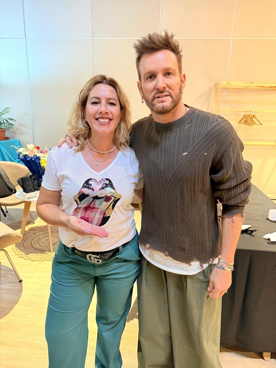 Un hombre y una mujer posan juntos para una foto. La mujer lleva una camiseta de los Rolling Stones.