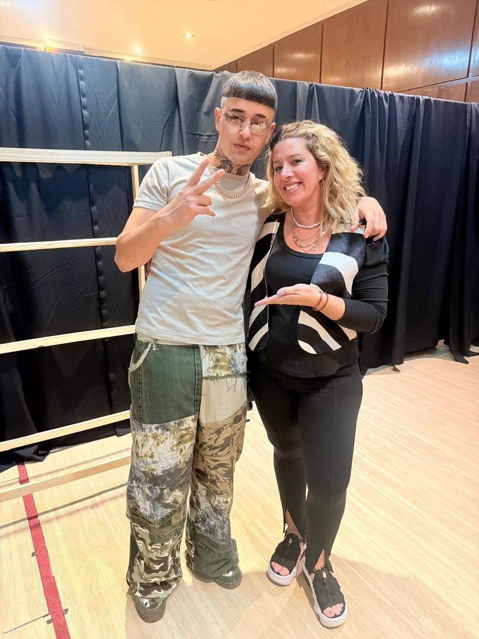 Un hombre y una mujer posan para una fotografía en una habitación.