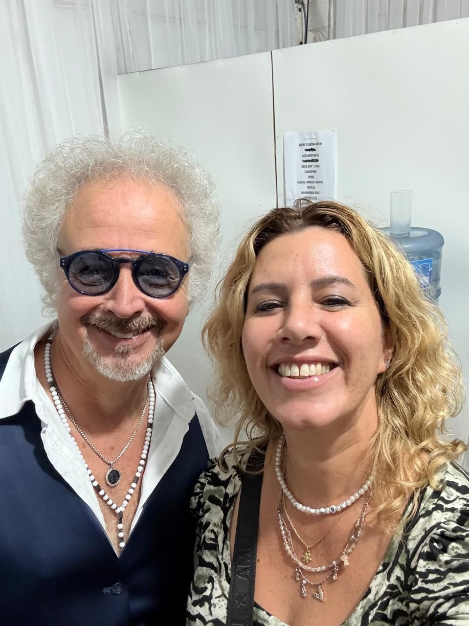 Un hombre y una mujer posan para una fotografía juntos y sonriendo.