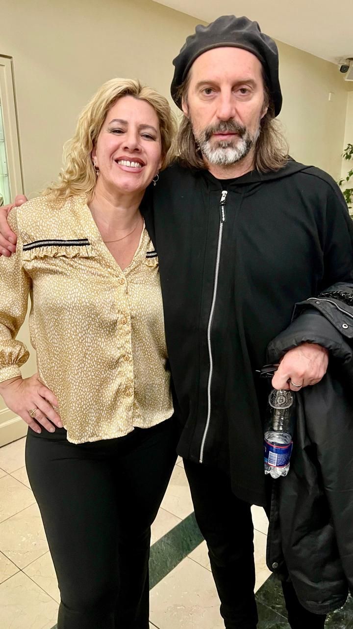 Un hombre y una mujer posan para una fotografía juntos.