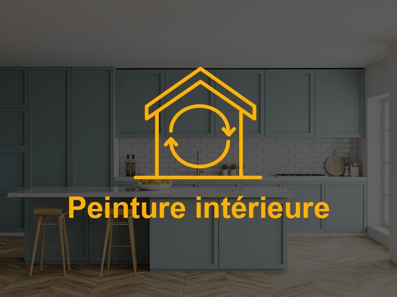 Logo jaune d'une maison avec des flèches circulaires au-dessus d'une cuisine bleu sarcelle ; le texte indique « Peinture intérieure »