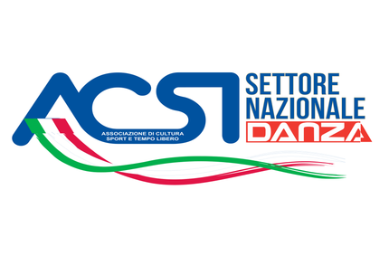 Ballerina in spaccata a mezz'aria, braccia alzate, indossa un abito blu e scarpe da punta.