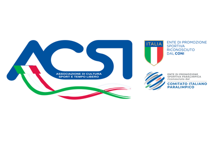 Ballerina a mezz'aria, indossa una giacca verde, una maglietta rosa e jeans. 