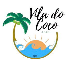 Logotipo da Praia Vila do Coco com uma palmeira, um sol nascente, ondas azuis e a inscrição 