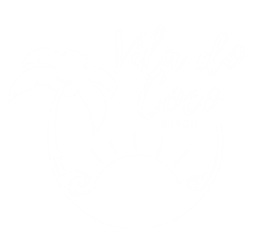 Um logotipo apresentando uma flor estilizada branca com um caule longo e fino e várias pétalas pequenas e pontiagudas sobre um fundo preto.