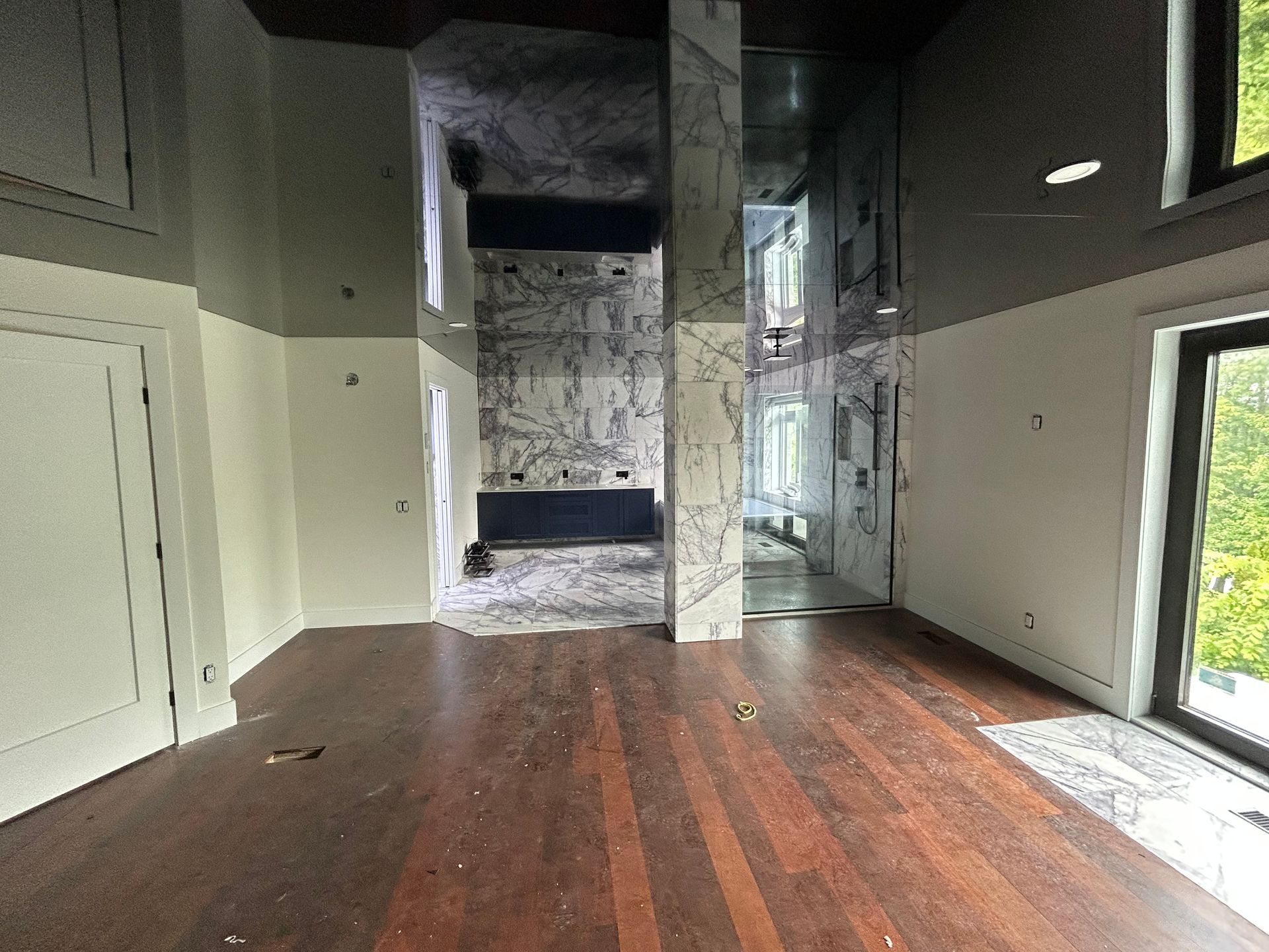 Une pièce vide avec un plancher en bois et un plafond à l'envers.