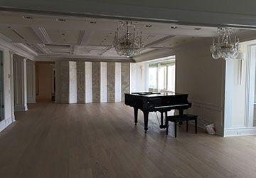 Il y a un piano au milieu de la pièce.