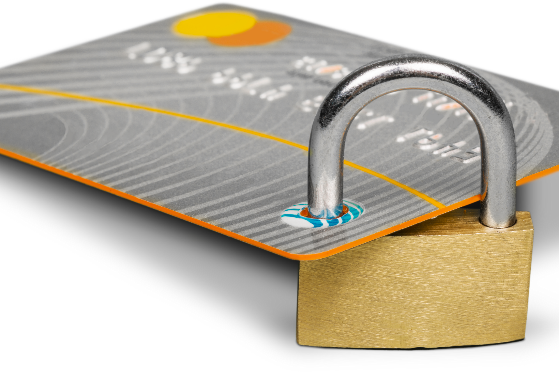 Um cartão de crédito com um cadeado preso a ele