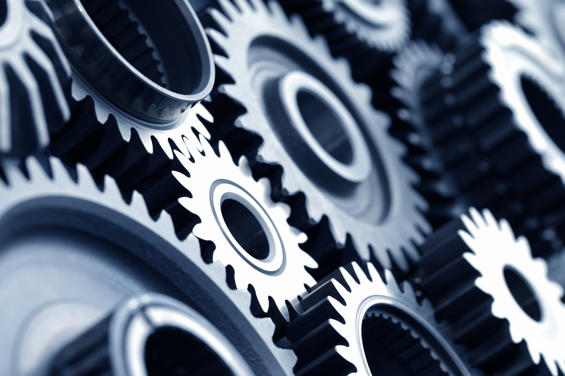 Um close de um monte de engrenagens em uma máquina