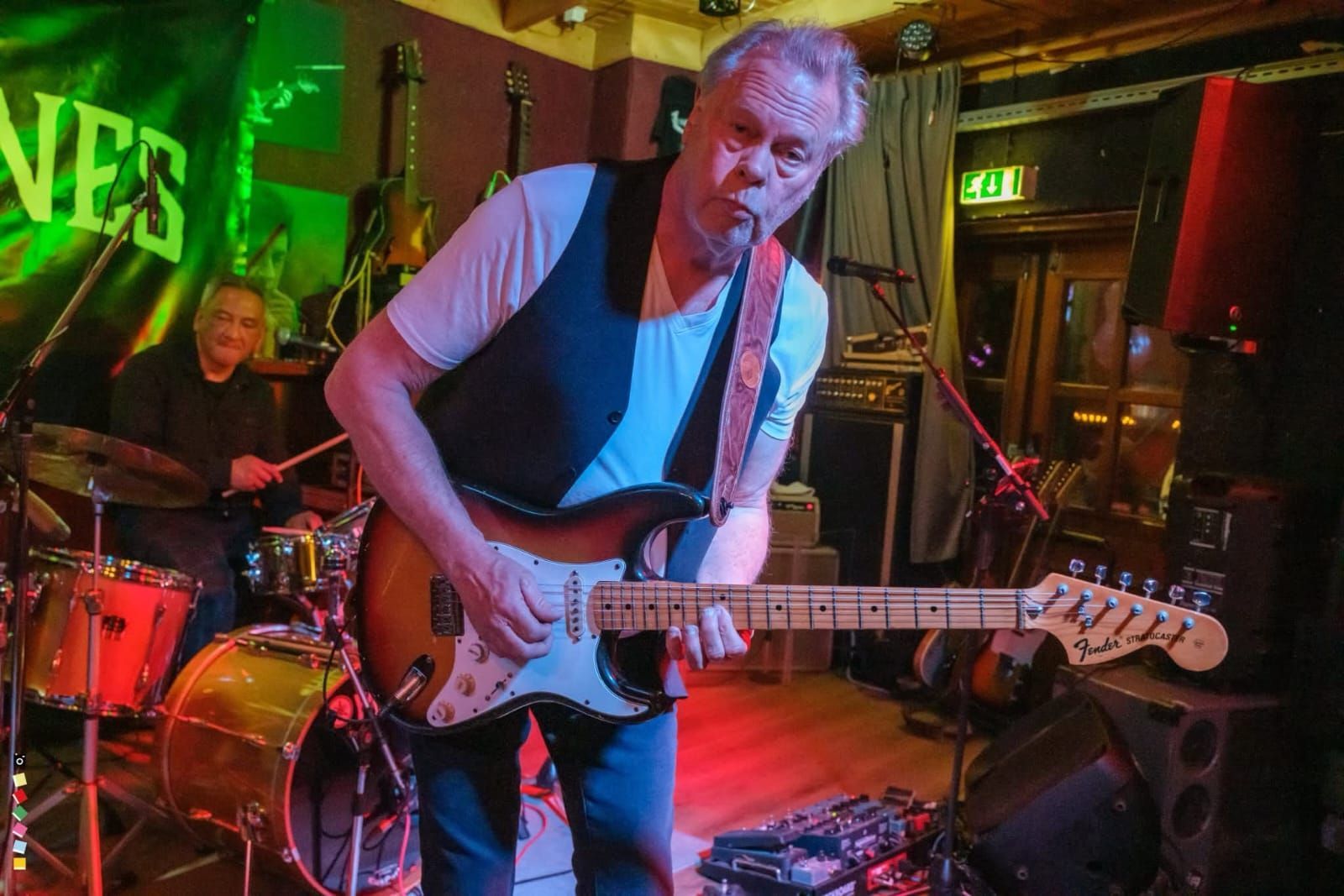 Cor Bruinsma; gitarist en zanger van The Old Bones eigenaar van gitaarschool Bruinsma