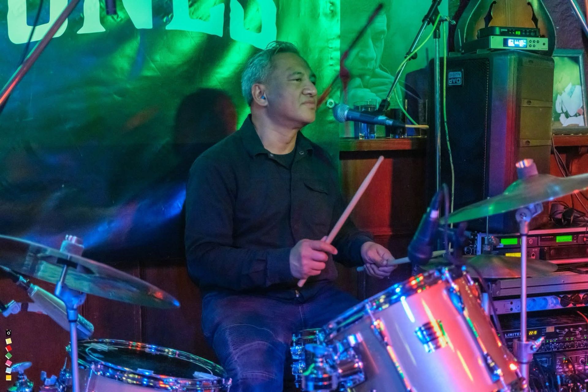 Jeffry Rampen, drummer en zanger bij The Old Bones. Speelt daarnaast ook nog vele andere instrumenten.