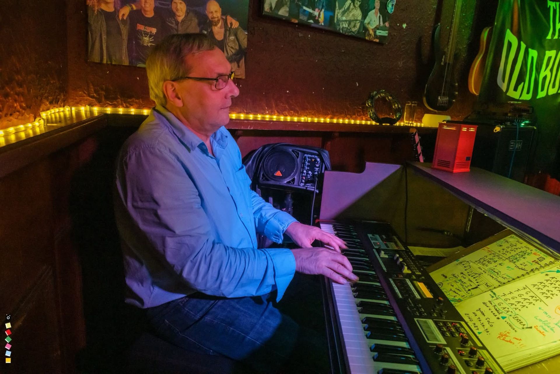 Jan Herbert: toetsenvirtuoos op Hammond bij The Old Bones en Barnfind.