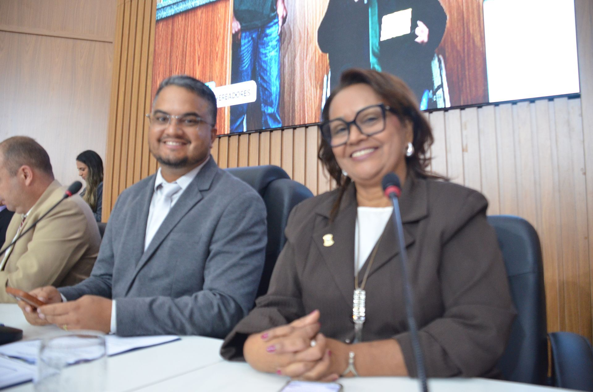 
1
18ª SESSÃO ORDINÁRIA DA PRIMEIRA SESSÃO LEGISLATIVA DA CÂMARA
MUNICIPAL DE IRECÊ. EM 06.06.2025
“SOB A PROTEÇÃO DE DEUS E EM NOME DO POVO DE IRECÊ, INICIAMOS OS
NOSSOS TRABALHOS.”
PEÇO AO SENHOR 2º SECRETARIO EDILSON CACHOEIRA PARA QUE FAÇA A
LEITURA DE UM TRECHO BÍBLICO;
PEÇO O SENHOR 1º SECRETÁRIO MARQUINHOS DA ÓTICA , QUE FAÇA A
LEITURA DAS ATA 17ª SESSÃO ORDINÁRIA.
AS ATAS ESTÃO EM DISCUSSÃO, QUEM FOR PELA APROVAÇÃO,
PERMANEÇA COMO SE ENCONTRA.
 [ APROVADA]. [ REJEITADA].
PEÇO O SENHOR 1º SECRETÁRIO MARQUINHOS DA ÓTICA , QUE FAÇA A
LEITURA DAS MATERIAS ENCAMINHADAS À MESA:
MOÇÃO DE APLAUSOS N. 42/2025, DE AUTORIA DA VEREADORA TAISE
TORRES, AO GRUPO LENDO JUNTO, COM ESPECIAL RECONHECIMENTO À
SUA CRIADORA E MEDIADORA, PROFESSORA RÚBIA MARGARETH DOURADO
DE OLIVEIRA MACEDO MATOS.
A MOÇÃO ORA LIDA ESTÁ EM DISCUSSÃO. EM VOTAÇÃO. AQUELES QUE
FOREM PELA APROVAÇÃO PERMANEÇAM COMO SE ENCONTRAM
[ APROVADO]. [ REJEITADO].
MOÇÃO DE APLAUSOS N. 43/2025, DE AUTORIA DO VEREADOR FABIANO BIA,
AO SENHOR FLÁVIO ERES BRUNO DE SOUZA, PELA NOTÁVEL IDEALIZAÇÃO,
ORGANIZAÇÃO E PROMOÇÃO DA COPA TERRITORIAL TV DIAMANTE DE
FUTEBOL.
A MOÇÃO ORA LIDA ESTÁ EM DISCUSSÃO. EM VOTAÇÃO. AQUELES QUE
FOREM PELA APROVAÇÃO PERMANEÇAM COMO SE ENCONTRAM
[ APROVADO]. [ REJEITADO].
INDICAÇÃO N. 27/2025, DE AUTORIA DO VEREADOR DANIL ARAÚJO, QUE
INDICA AO GOVERNADOR, EXCELENTÍSSIMO JERÔNIMO SENHOR
RODRIGUES, A AQUISIÇÃO DE APARELHO DE RESSONÂNCIA MAGNÉTICA
PARA O HOSPITAL REGIONAL DR. MÁRIO DOURADO SOBRINHO, NO
MUNICÍPIO DE IRECÊ, BA.
ESTADO DA BAHIA
CÂMARA MUNICIPAL DE IRECÊ
2
A INDICAÇÃO ORA LIDA ESTÁ EM DISCUSSÃO. EM VOTAÇÃO. AQUELES QUE
FOREM PELA APROVAÇÃO PERMANEÇAM COMO SE ENCONTRAM
[ APROVADO]. [ REJEITADO].
INDICAÇÃO N. 28/2025, DE AUTORIA DO VEREADOR DANIL ARAÚJO, QUE
INDICA AO EXCELENTÍSSIMO SENHOR MINISTRO DA SAÚDE, DR. ALEXANDRE
SANTOS PADILHA, A CONCLUSÃO DO PROCESSO DE AQUISIÇÃO E ENTREGA
DO ACELERADOR LINEAR À UNACON DE IRECÊ-BA.
A INDICAÇÃO ORA LIDA ESTÁ EM DISCUSSÃO. EM VOTAÇÃO. AQUELES QUE
FOREM PELA APROVAÇÃO PERMANEÇAM COMO SE ENCONTRAM
[ APROVADO]. [ REJEITADO].
INDICAÇÃO N. 29/2025, DE AUTORIA DO VEREADOR DANIL ARAÚJO, QUE
INDICA AO EXCELENTÍSSIMO SENHOR DEPUTADO FEDERAL, DR. JORGE
SOLLA, VIABILIZAR JUNTO AO MINISTÉRIO DA SAÚDE A CONCLUSÃO DO
PROCESSO DE AQUISIÇÃO E ENTREGA DO ACELERADOR LINEAR À UNACON
DE IRECÊ-BA.
A INDICAÇÃO ORA LIDA ESTÁ EM DISCUSSÃO. EM VOTAÇÃO. AQUELES QUE
FOREM PELA APROVAÇÃO PERMANEÇAM COMO SE ENCONTRAM
[ APROVADO]. [ REJEITADO].
MOMENTO SOLENE:
CONVIDO O VEREADOR PEDRO SODRÉ PARA ENTREGAR A MOÇÃO DE
APLUSOS AO SENHOR DELEGADO ERNANDES REIS SANTOS JÚNIOR, EM
RECONHECIMENTO A SUA ATUAÇÃO COMO TITULAR DA 14ª
COORDENADORIA REGIONAL DE POLÍCIA DO INTERIOR (COORPIN), COM
SEDE EM IRECÊ/BA. APROVADO 30/05/25
CONVIDO TAMBÉM O SENHOR ERNANDES REIS SANTOS JÚNIORPARA
RECEBER A HOMENAGEM
BREVES COMUNICAÇÕES
POR (CINCO MINUTOS) CONCEDO A PALAVRA AO VEREADOR (A) QUE
DESEJAR FAZER USO DA PALAVRA.
___________________________ ,_____________________________
___________________________ , ____________________________
___________________________ , ____________________________
___________________________ , ____________________________
ESTADO DA BAHIA
CÂMARA MUNICIPAL DE IRECÊ
3
ORDEM DO DIA:
PEÇO AO PRIMEIRO SECRETÁRIO QUE FAÇA A CHAMADA DOS PRESENTES
PROJETO DE LEI Nº. 21/2025, INTERESSADO PODER EXECUTIVO, QUE DISPÕE
SOBRE AS ALTERAÇÕES NO CÓDIGO DE POSTURA DO MUNICÍPIO DE IRECÊ
(LEI COMPLEMENTAR N. 10/2006) E DA OUTRAS PROVIDÊNCIAS
[COM PARECER FAVORÁVEL DA COMISSÃO DE JUSTIÇA E REDAÇÃO E DE
FINANÇAS E ORÇAMENTO E]
O PROJETO DE LEI ORA LIDO ESTÁ EM DISCURSÃO.
PARA DISCUIR. CONCEDO A PALAVRA A (O) VEREADOR (A):
___________________________, _____________________________
___________________________ , ____________________________
___________________________ , ____________________________
[APROVADO! ] [REJEITADO! ]
PROJETO DE LEI Nº. 23/2025, INTERESSADO PODER EXECUTIVO, QUE DISPÕE
SOBRE A CRIAÇÃO DOS ARTIGOS 298-A 298-S DA (LEI COMPLEMENTAR N.
30/2024 CÓDIGO DE OBRAS) E DÁ OUTRAS PROVIDÊNCIAS
[COM PARECER FAVORÁVEL DA COMISSÃO DE JUSTIÇA E REDAÇÃO E DE
FINANÇAS E ORÇAMENTO E]
O PROJETO DE LEI ORA LIDO ESTÁ EM DISCURSÃO.
PARA DISCUIR. CONCEDO A PALAVRA A (O) VEREADOR (A):
___________________________, _____________________________
___________________________ , ____________________________
___________________________ , ____________________________
[APROVADO! ] [REJEITADO! ]
PROJETO DE LEI Nº. 24/2025, INTERESSADO PODER EXECUTIVO, QUE
DISPÕE SOBRE A CRIAÇÃO DO FUNDO MUNICIPAL DE DESENVOLVIMENTO
URBANO – FMDU E DO CONSELHO MUNICIPAL DE DESENVOLVIMENTO
URBANO SUSTENTÁVEL – CMDUS E DÁ OUTRAS PROVIDÊNCIAS.
ESTADO DA BAHIA
CÂMARA MUNICIPAL DE IRECÊ
4
[COM PARECER FAVORÁVEL DA COMISSÃO DE JUSTIÇA E REDAÇÃO E DE
FINANÇAS E ORÇAMENTO E]
O PROJETO DE LEI ORA LIDO ESTÁ EM DISCURSÃO.
PARA DISCUIR. CONCEDO A PALAVRA A (O) VEREADOR (A):
___________________________, _____________________________
___________________________ , ____________________________
___________________________ , ____________________________
[APROVADO! ] [REJEITADO! ]
PROJETO DE LEI Nº. 26/2025, INTERESSADO PODER EXECUTIVO, QUE
DISPÕE SOBRE A CRIAÇÃO DO CONSELHO MUNICIPAL DOS DIREITOS DA
MULHER, E DÁ OUTRAS PROVIDÊNCIAS.
[COM PARECER FAVORÁVEL DA COMISSÃO DE JUSTIÇA E REDAÇÃO E DE
FINANÇAS E ORÇAMENTO E]
O PROJETO DE LEI ORA LIDO ESTÁ EM DISCURSÃO.
PARA DISCUIR. CONCEDO A PALAVRA A (O) VEREADOR (A):
___________________________, _____________________________
___________________________ , ____________________________
___________________________ , ____________________________
[APROVADO! ] [REJEITADO! ]
PROJETO DE LEI Nº. 27/2025, INTERESSADO PODER EXECUTIVO, QUE
DISPÕE SOBRE A CRIAÇÃO DO FUNDO MUNICIPAL DOS DIREITOS DA
MULHER, E DÁ OUTRAS PROVIDÊNCIAS.
[COM PARECER FAVORÁVEL DA COMISSÃO DE JUSTIÇA E REDAÇÃO E DE
FINANÇAS E ORÇAMENTO E]
O PROJETO DE LEI ORA LIDO ESTÁ EM DISCURSÃO.
PARA DISCUIR. CONCEDO A PALAVRA A (O) VEREADOR (A):
___________________________, _____________________________
___________________________ , ____________________________
ESTADO DA BAHIA
CÂMARA MUNICIPAL DE IRECÊ
5
___________________________ , ____________________________
[APROVADO! ] [REJEITADO! ]
PROJETO DE LEI Nº. 28/2025, INTERESSADO PODER EXECUTIVO, QUE
PRORROGA ATÉ 31 DE DEZEMBRO DE 2025 A VIGÊNCIA DO PLANO
MUNICIPAL DE EDUCAÇÃO PNE E DÁ OUTRAS PROVIDÊNCIAS
[COM PARECER FAVORÁVEL DA COMISSÃO DE JUSTIÇA E REDAÇÃO E DE
FINANÇAS E ORÇAMENTO E]
O PROJETO DE LEI ORA LIDO ESTÁ EM DISCURSÃO.
PARA DISCUIR. CONCEDO A PALAVRA A (O) VEREADOR (A):
___________________________, _____________________________
___________________________ , ____________________________
___________________________ , ____________________________
[APROVADO! ] [REJEITADO! ]
PROJETO DE DECRETO LEGISLATIVO Nº 10/2025, DE AUTORIA DO VEREADOR
FABIANO BIA, QUE CONCEDE TÍTULO DE CIDADÃ IRECEENSE A SENHORA
ZENE VIEIRA DE SOUZA
[COM PARECER FAVORÁVEL DA COMISSÃO CONJUNTA DE FINANÇAS E
ORÇAMENTO E JUSTIÇA E REDAÇÃO ]
EM VOTAÇÃO POR ESCRUTINIO SECRETO. COVIDO OS VEREADORES QUE SE
DIRIJAM A URNA.
PEÇO AO 1º SECRETÁRIO VEREADOR EDILSON CACHOEIRA, QUE PROCEDA A
CHAMADA POR ORDEM ALFABÉTICA.
COVIDO OS VEREADORES ___________________ , _______________________
PARA A APURAÇÃO DOS VOTOS.
__________ VOTOS FAVORAVEIS, __________ VOTOS CONTRARIOS E
__________ABSTENÇÃO.
[APROVADO!] [REJEITADO!]
ESTADO DA BAHIA
CÂMARA MUNICIPAL DE IRECÊ
6
.ASSUNTOS GERAIS:
POR (DEZ MINUTOS) CONCEDO A PALAVRA AO VEREADOR (A)
___________________________ ,_____________________________
___________________________ , ____________________________
___________________________ , ____________________________
___________________________ , ____________________________
NÃO HAVENDO MAIS NADA A TRATAR, ANTES CONVIDO A TODOS PARA A
PROXIMA SESSÃO ORDINÁRIA, EM 20/06/2025
DECLARO ENCERRADOS OS TRABALHOS.
AURÉLIO DOURADO [AUSENTE] [PRESENTE]
DANIEL ARAÚJO [AUSENTE] [PRESENTE]
EDILSON CACHOEIRA [AUSENTE] [PRESENTE]
EDLA FERNANDES [AUSENTE] [PRESENTE]
ERLAN FIGUEREDO [AUSENTE] [PRESENTE]
FABIANO BIA [AUSENTE] [PRESENTE]
IZANIA MATOS [AUSENTE] [PRESENTE]
KEL DE VALDEREIS [AUSENTE] [PRESENTE]
MAGNO DOURADO [AUSENTE] [PRESENTE]
MARQUINHOS DA ÓTICA [AUSENTE] [PRESENTE]
MOISÉS FILOCRE [AUSENTE] [PRESENTE]
PAULINO BENTO [AUSENTE] [PRESENTE]
PEDRO SODRÉ [AUSENTE] [PRESENTE]
TAISE TORRES [AUSENTE] [PRESENTE]
TOINHO DO JUDÔ [AUSENTE] [PRESENTE]