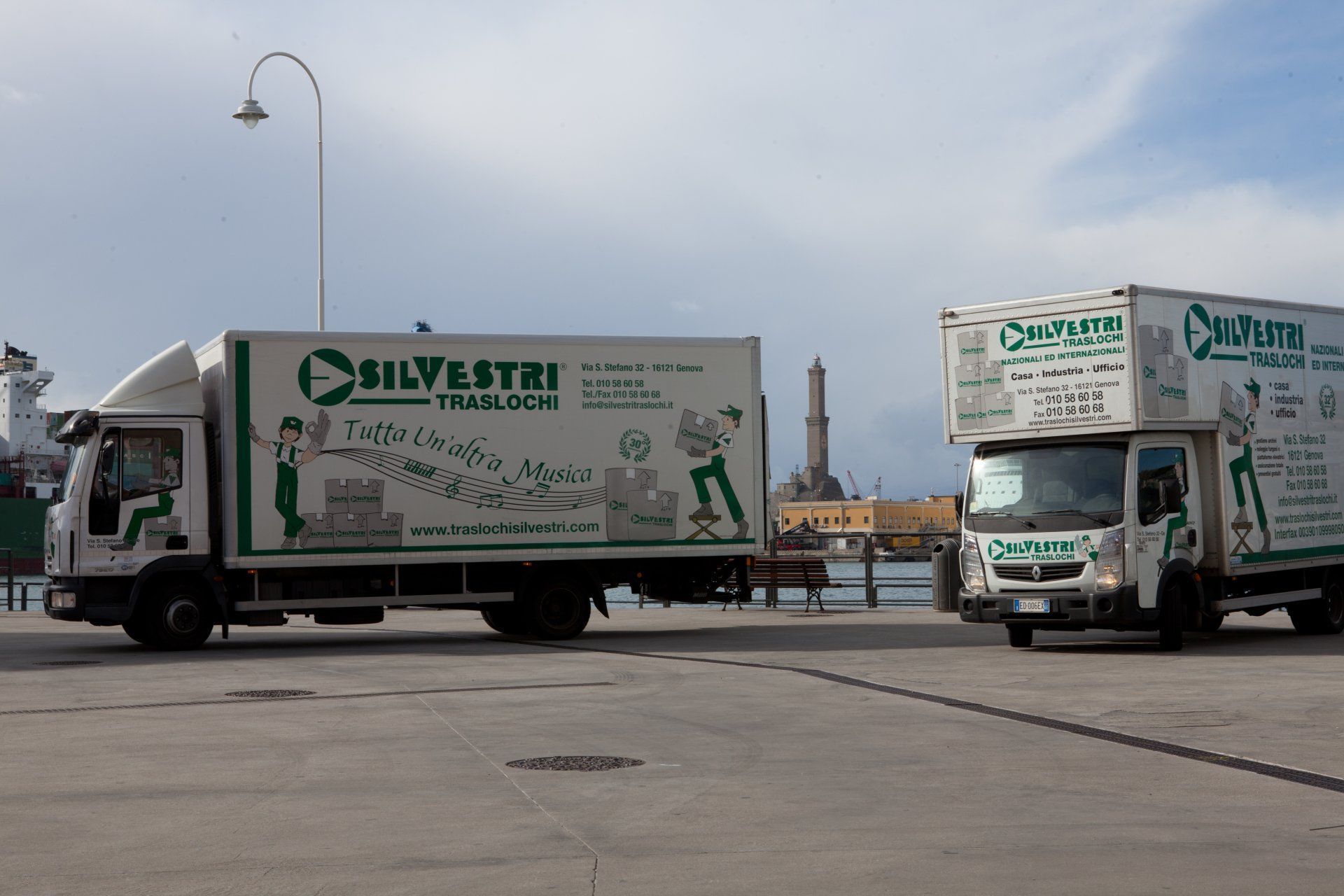 Due camion Silvestri sono parcheggiati uno accanto all'altro