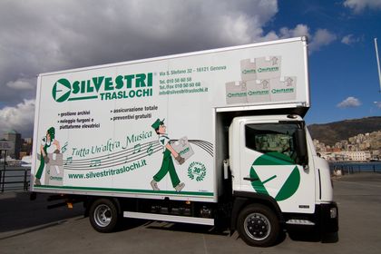 Un camion Silvestri è parcheggiato in un parcheggio