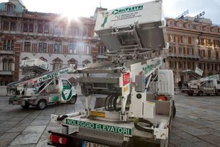 Un camion bianco con la scritta 