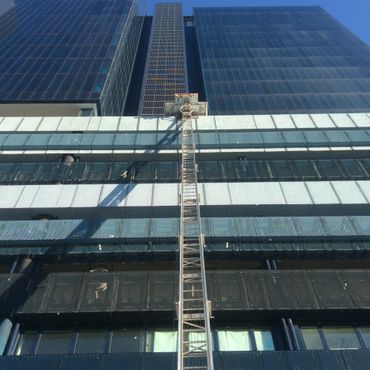 Una scala è attaccata al lato di un edificio alto