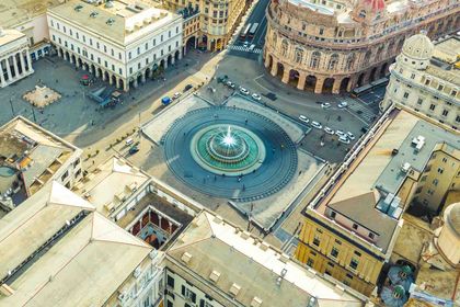Una veduta aerea di una città con una fontana al centro.