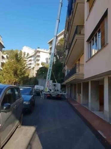 Si sta utilizzando una gru per spostare un edificio lungo una strada.