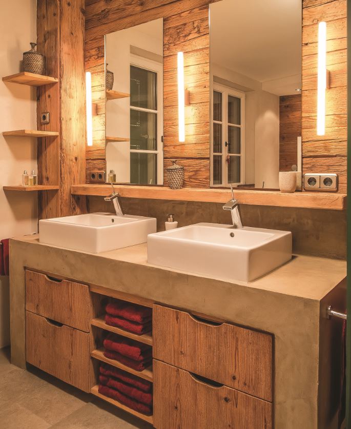 Ein Badezimmer mit zwei Waschbecken und zwei Spiegeln