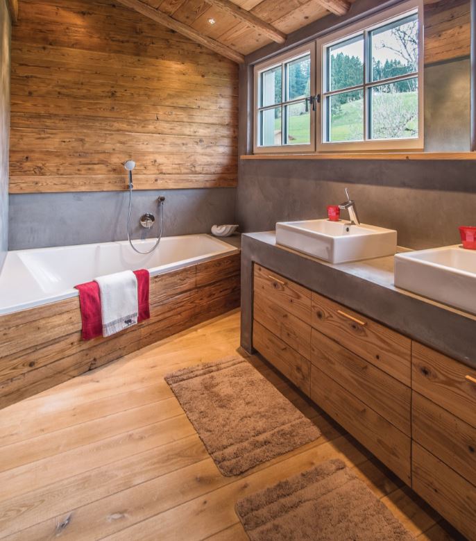 Ein Badezimmer mit zwei Waschbecken und einer Badewanne