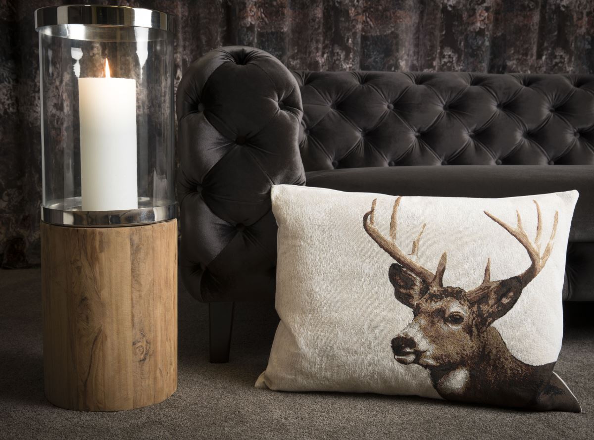 Ein Kissen mit einem Hirschbild darauf