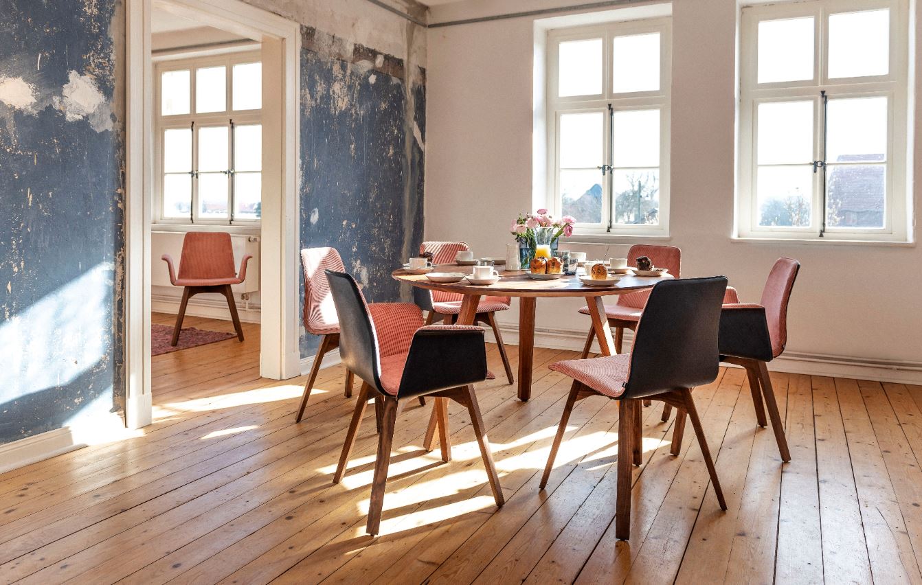 Ein Raum mit einem Tisch und Stühlen darin