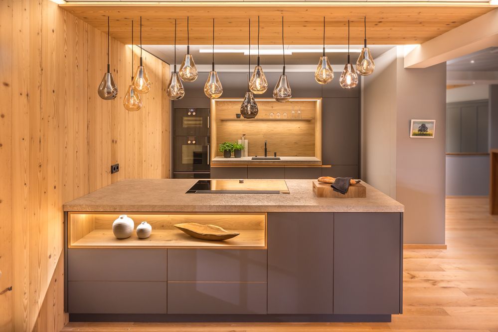 Eine Küche mit weißen Schränken und einer Dunstabzugshaube aus Edelstahl