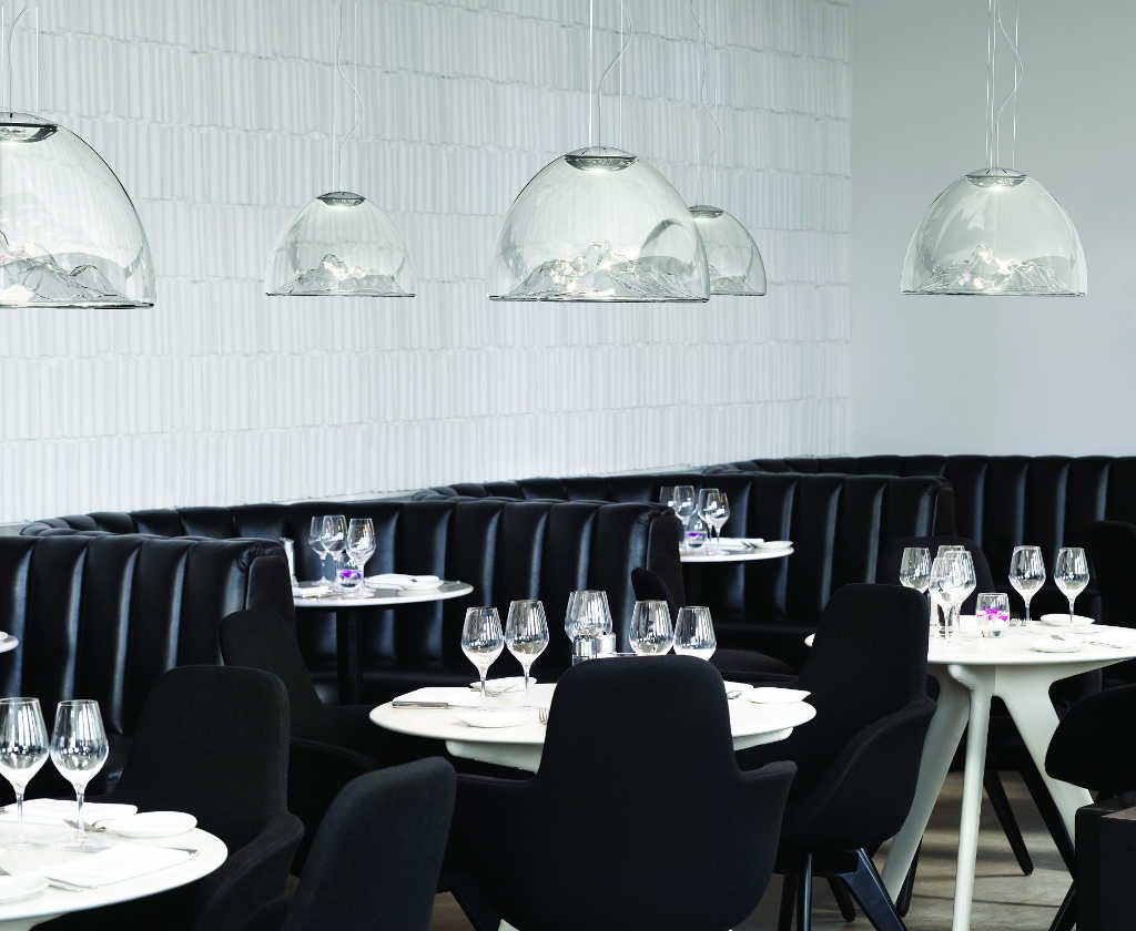 Ein Restaurant mit Tischen und Stühlen und Gläsern Wein