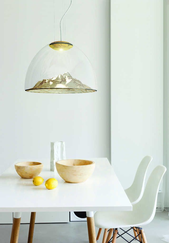 Ein Esstisch mit Schüsseln und Zitronen darauf.